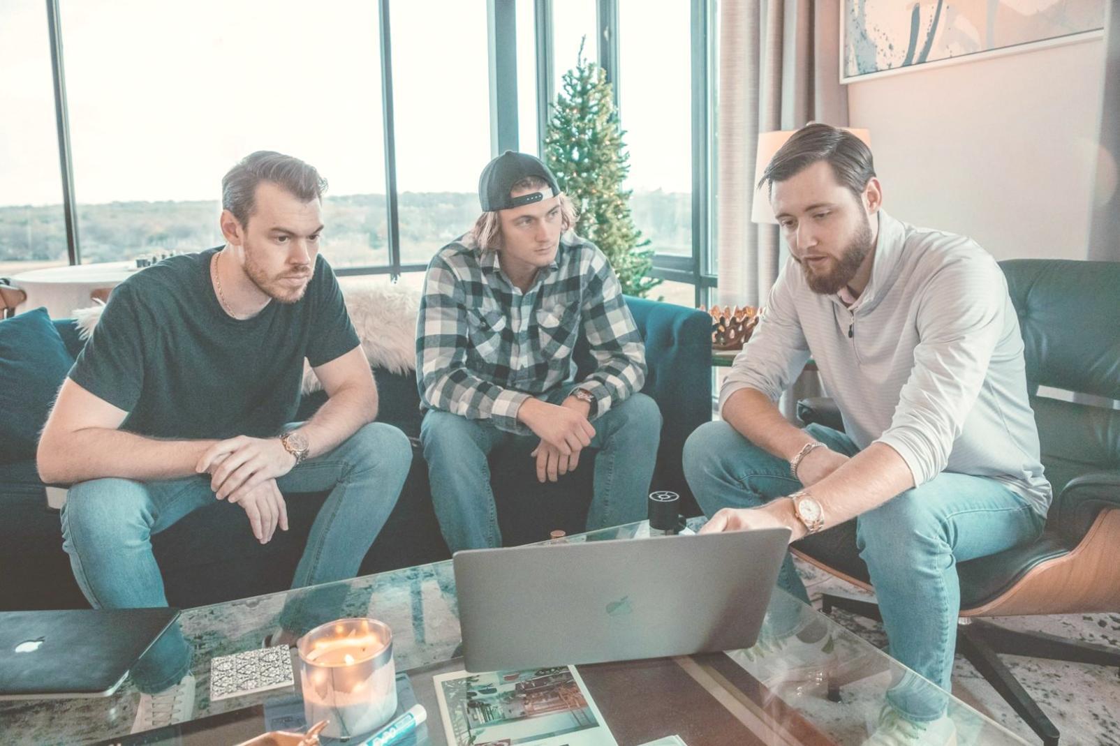 Strategische Budgetplanung Arbeitsplatz mit Dokumenten und Analyse-Tools